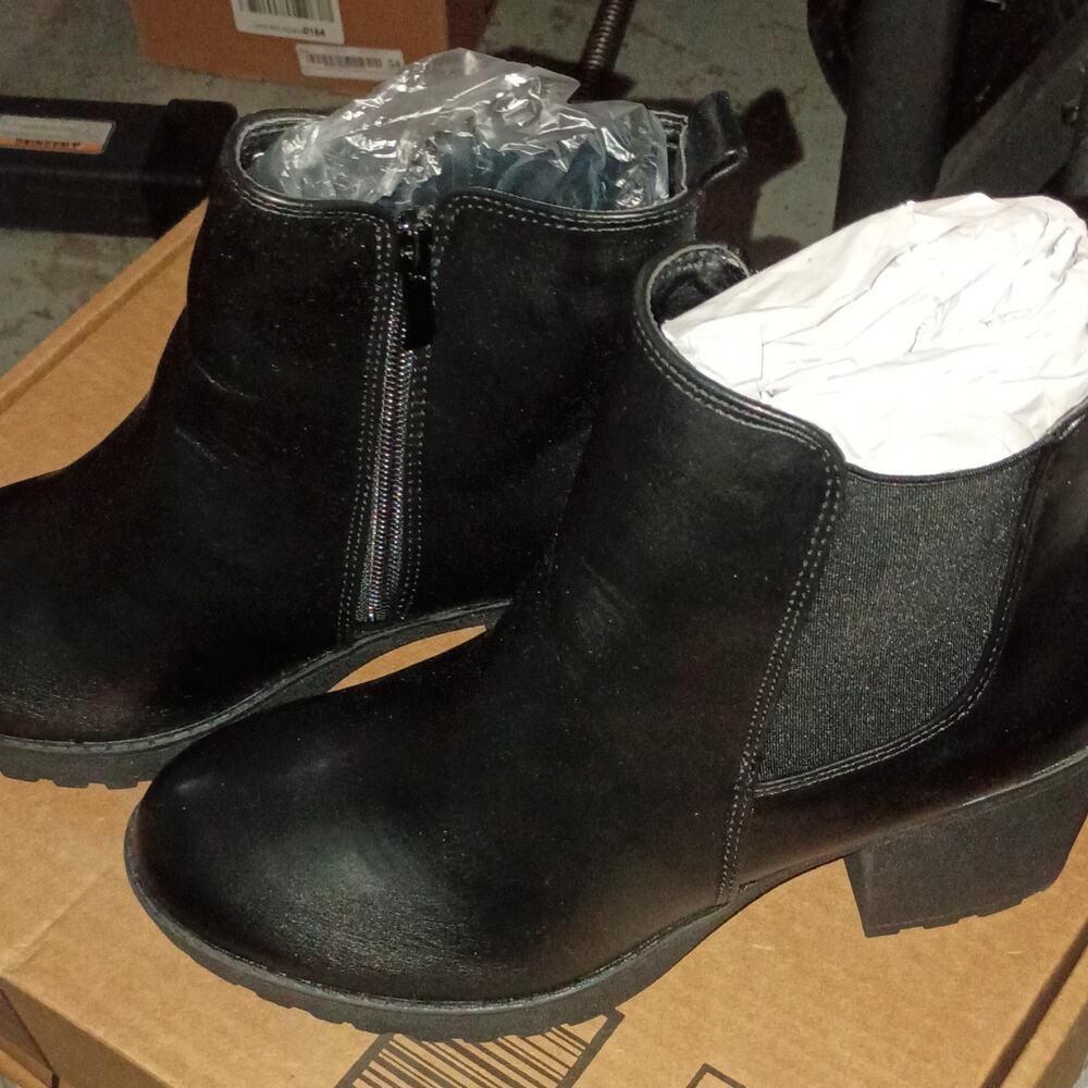 Refresh Women’s Black Leather Ankle Bootie Round Toe Zip Solid Size 11